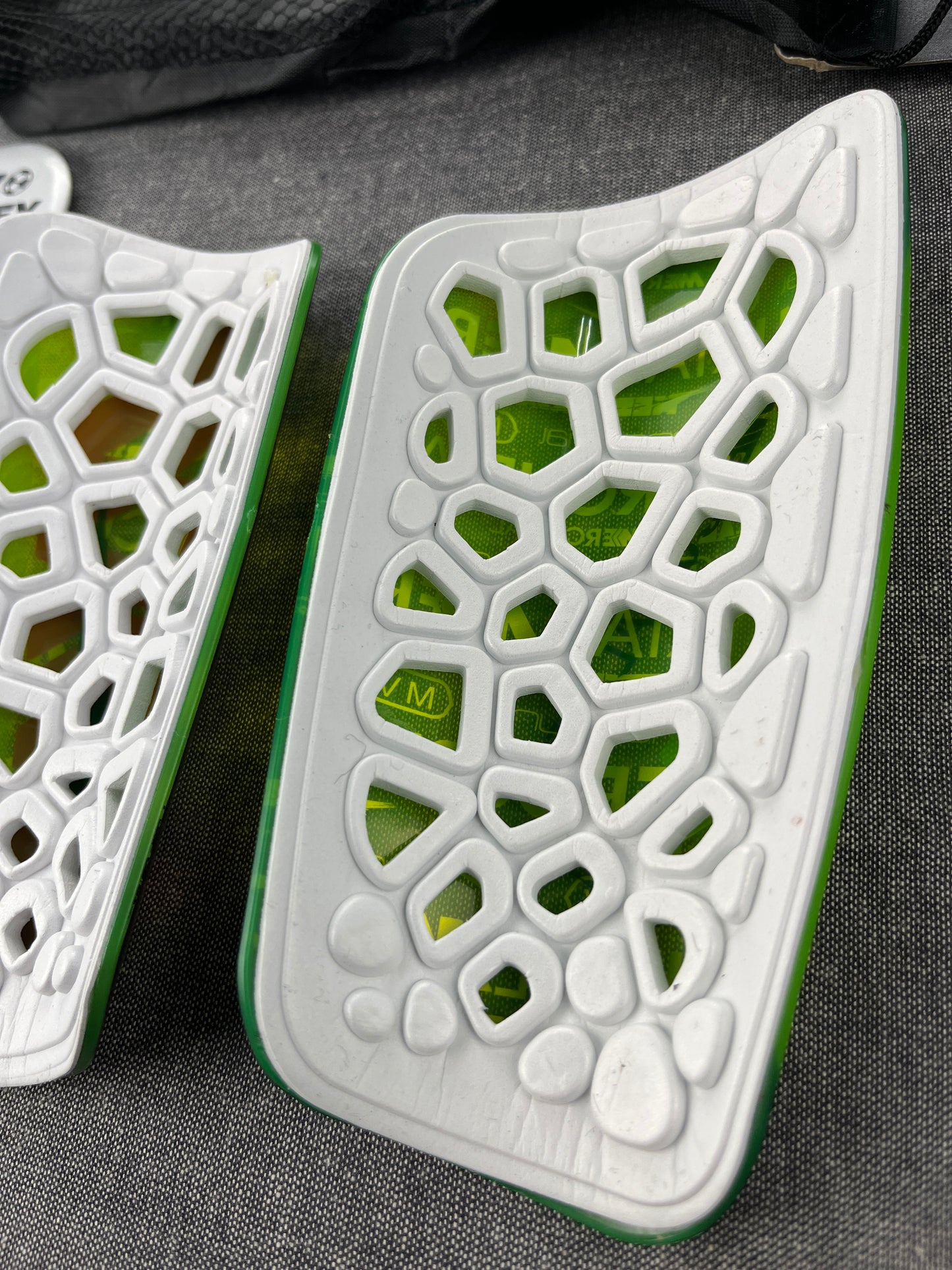 NIKE Unisex Mercurial Lite Shin Guard