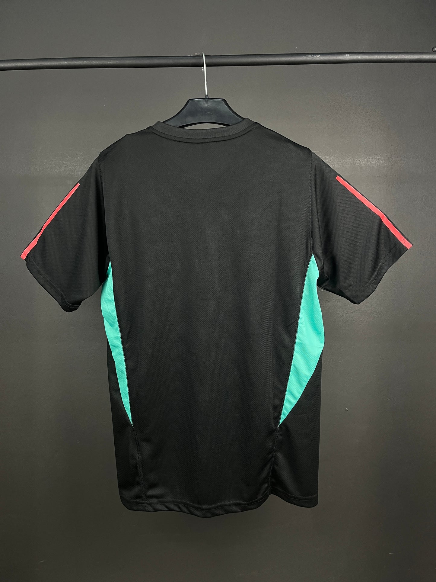 MANCHESTER UNITED TEZOS BLACK TRAINING KIT