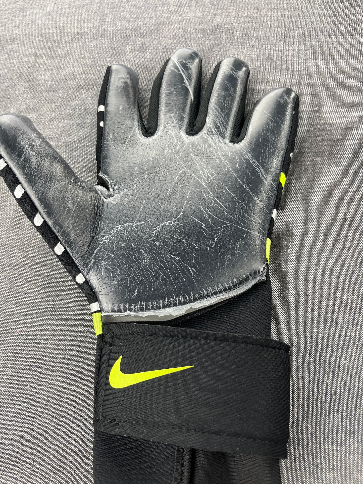 NIKE Phantom Shadows Goalkeeper Gloves