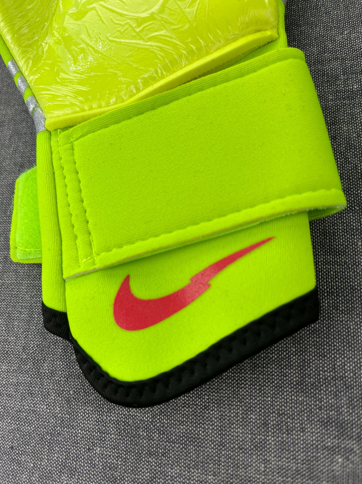 NIKE Phantom Elite Yellow Goalkeeper Gloves