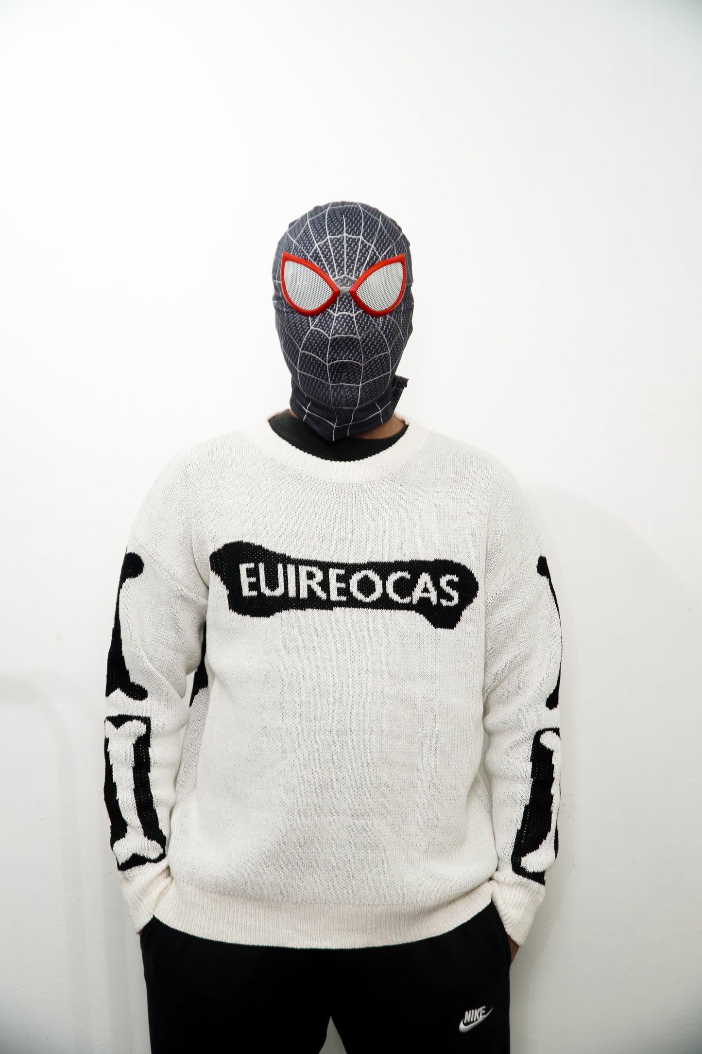 Skeleton 'EUIREOCAS' Knitted White Sweater